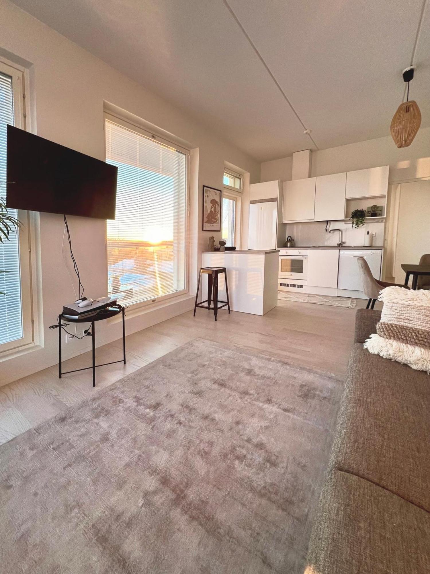 New 3-bed & Free Garage Parking