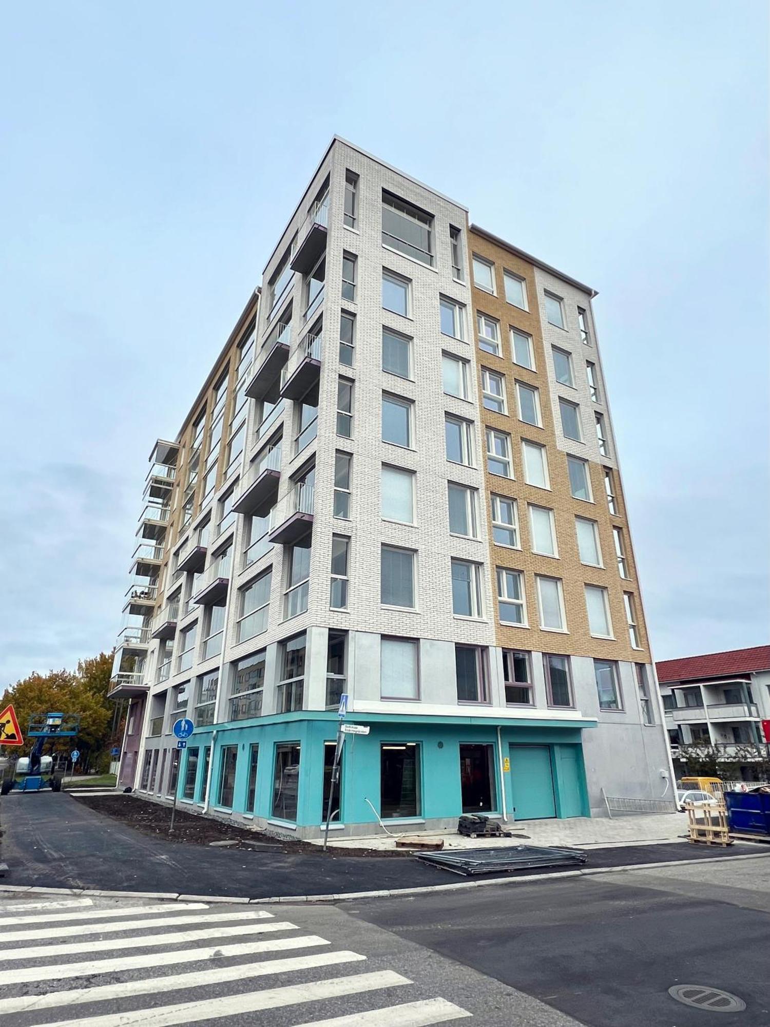 New 3-bed & Free Garage Parking *